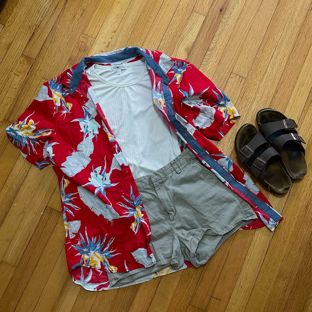 summery red “hawaiian” floral print button-up shirt by vans !!